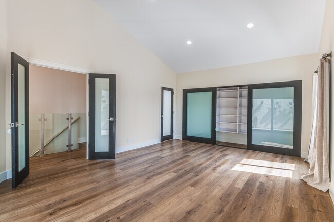 Building Photo - 718 S Catalina Ave