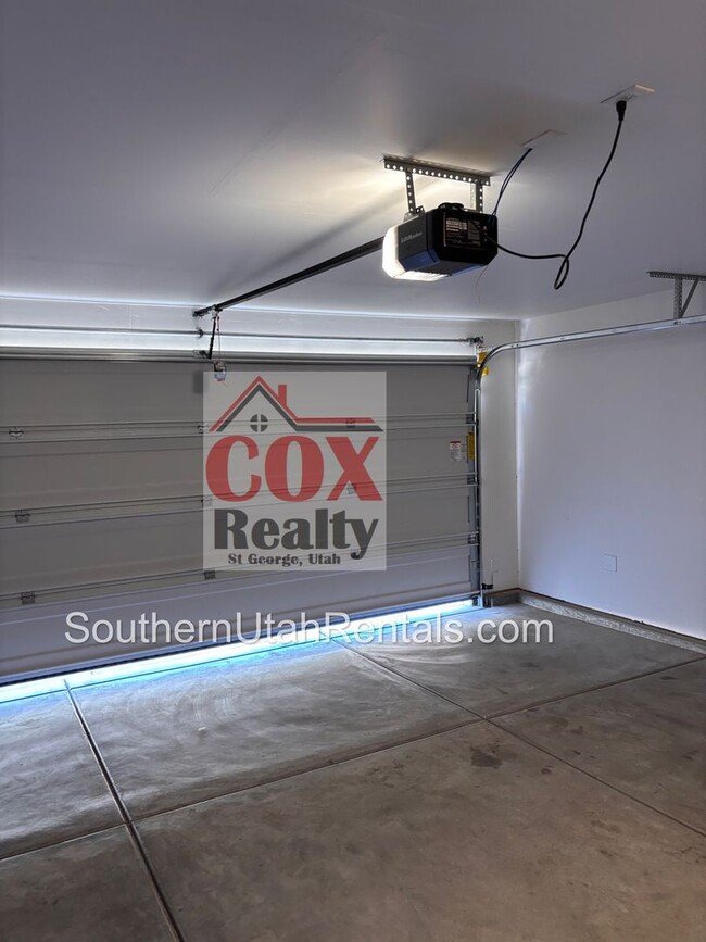Building Photo - 4 bed / 2.5 bath / 2 car Desert Canyons house
