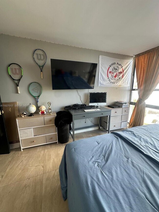 Building Photo - 600 NE 36th St