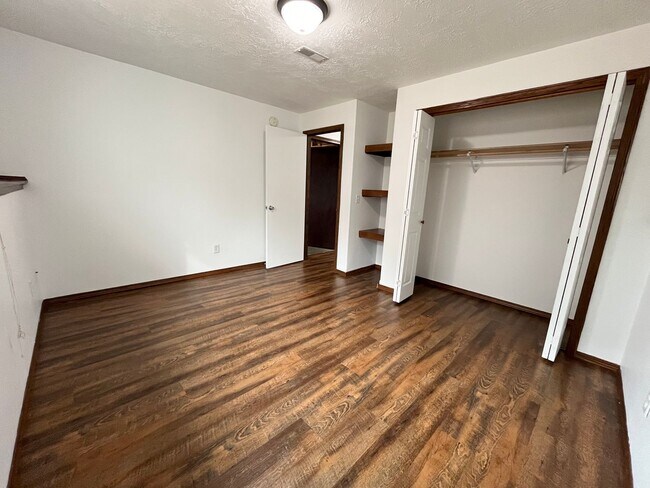 Building Photo - 3 Bed/2 Bath Home w/ Fenced in Yard!