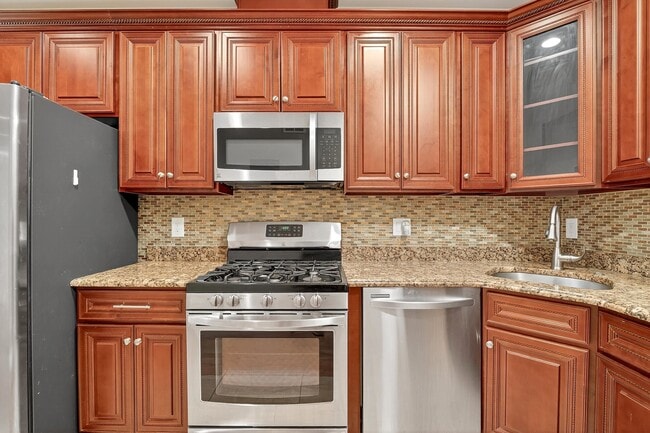 Building Photo - 213 Claremont Ave