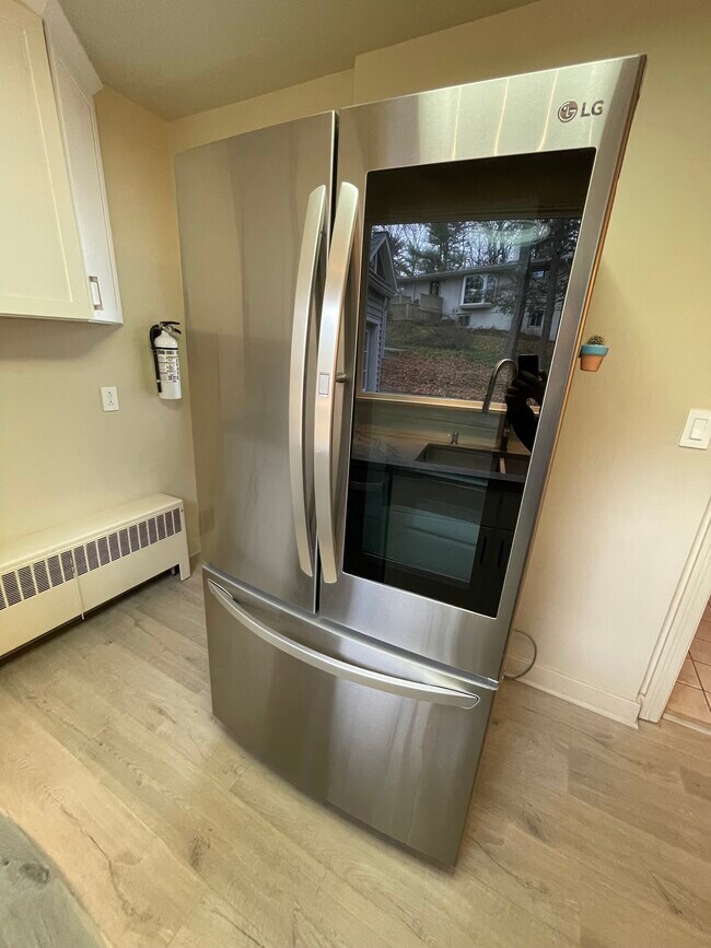 Building Photo - 206 Eastwood Ave