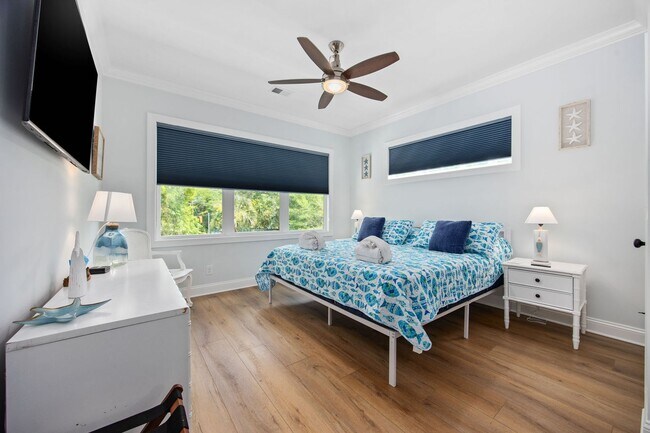 Building Photo - Gorgeous Custom Home Available for Snowbir...