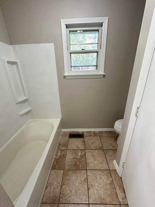 Building Photo - 3 Bedroom Home with Garage and Spacious Fenced Yard!