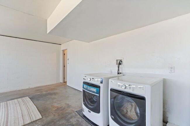 Building Photo - 5306 Bayview Ave