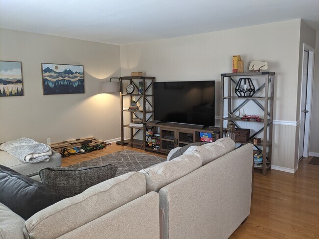 Building Photo - 2089 S Deframe St