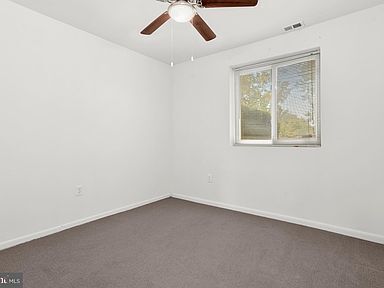 Building Photo - Beautifully renovated single level condo i...