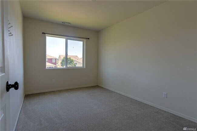 Building Photo - Large Lacey Four Bedroom, Corner Lot, Newl...