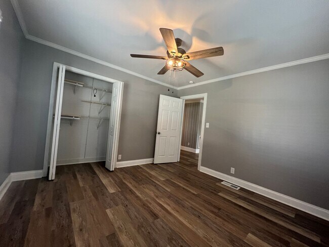 Building Photo - MOVE-IN READY!