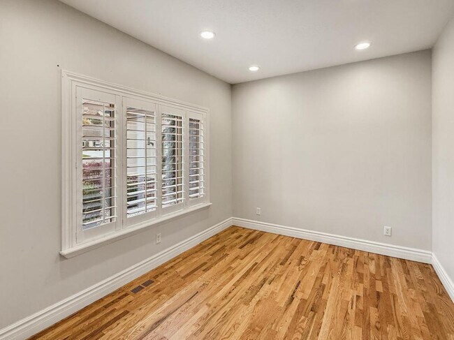 Building Photo - 1615 E Lakeview Way