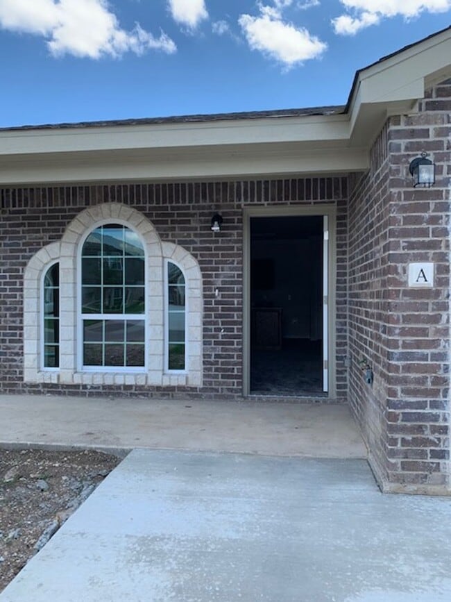 Building Photo - 1319 Calle de Bronce