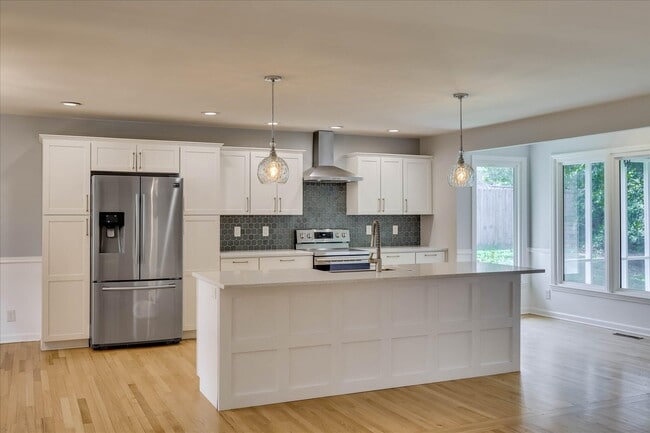 Building Photo - 2111 Huron Dr