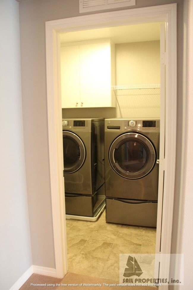Building Photo - Beautiful Upgraded 3 Bd 3.5 Bth w/Large Bo...