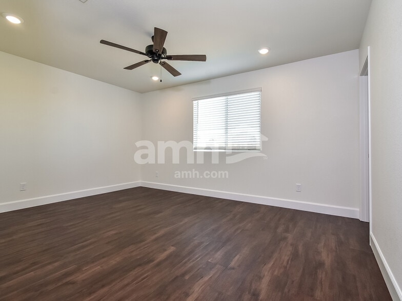 Building Photo - 582 Topiary Pk Ave