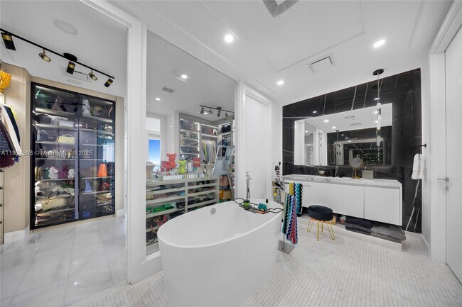 Building Photo - 700 NE 26th Terrace