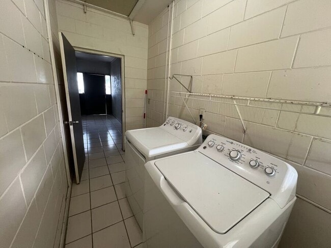 Building Photo - 907 Lake Jessie Dr