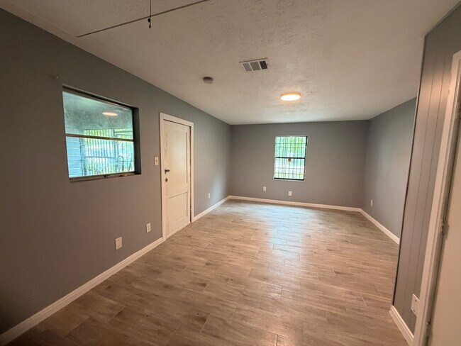 Building Photo - 222 E John Alber Rd