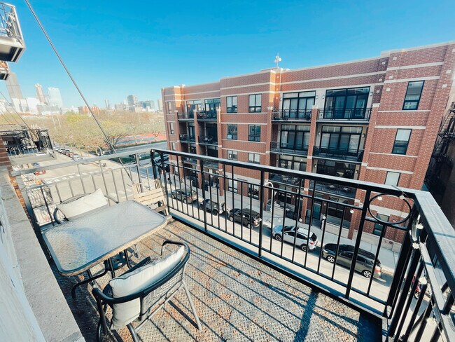 Building Photo - 1500 W Monroe St