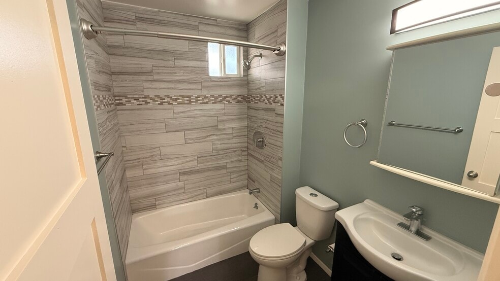 Building Photo - 659 W Riggin St