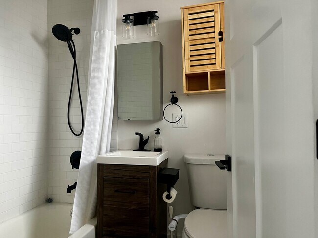 Building Photo - 5315 N Damen Ave