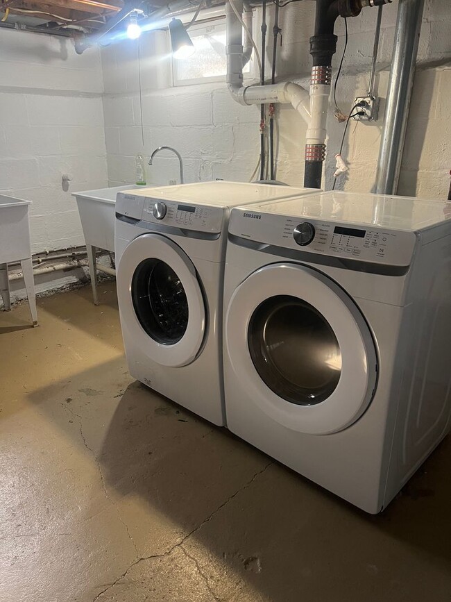 Building Photo - 3 Bed, 1.5 Bath Near U of R, Strong & Coll...