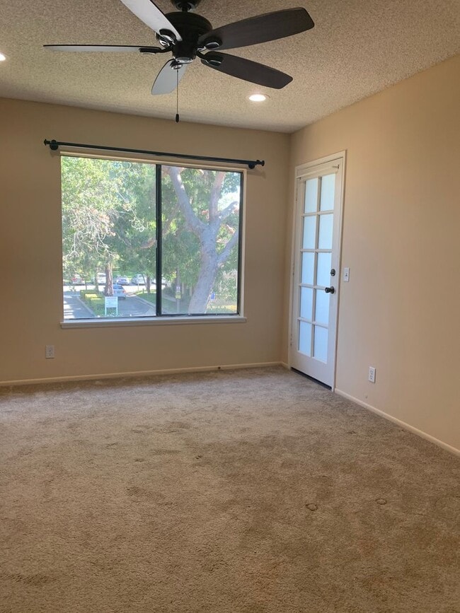 Building Photo - Spacious Lake Forest condo available 09/05...