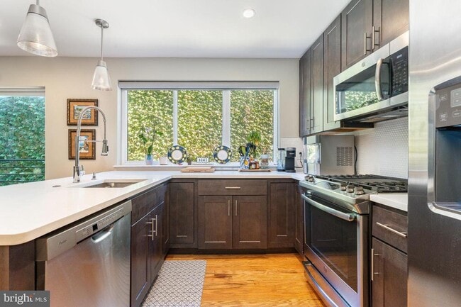 Building Photo - 1647 E Eyre St