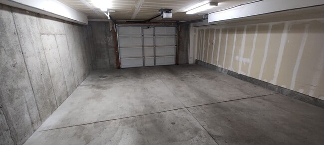 Building Photo - Beautiful Salt Lake Townhome!!!
