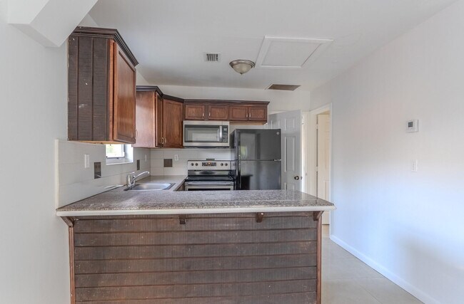 Building Photo - 521 S 24th Ave
