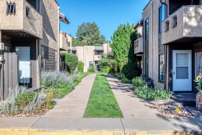 Building Photo - 2960 Shady Holw W