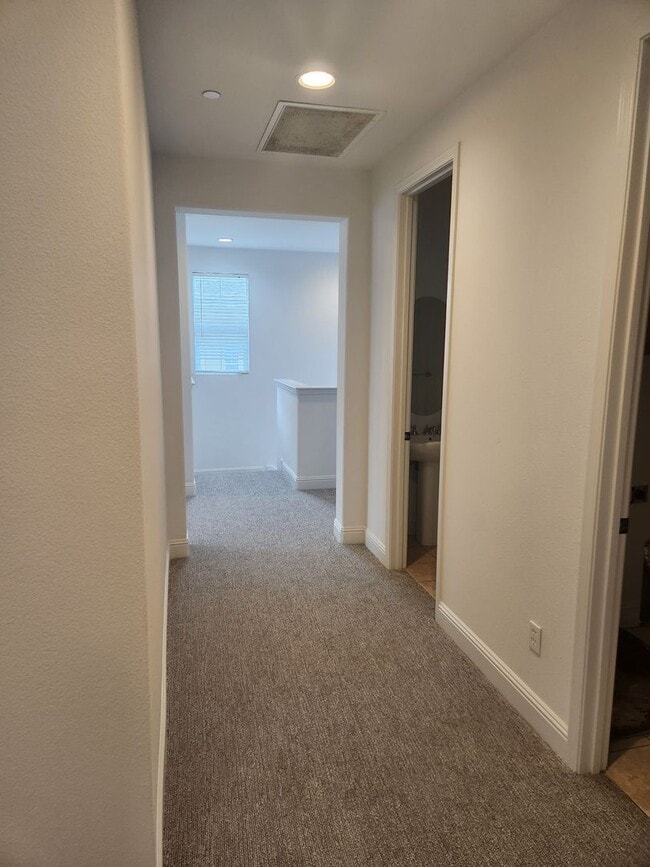 Building Photo - Great Santa Rosa Neighborhood 3 Bedroom, 2.5 Bathrooms