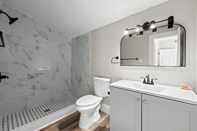 Building Photo - 1010 E Lake Ave