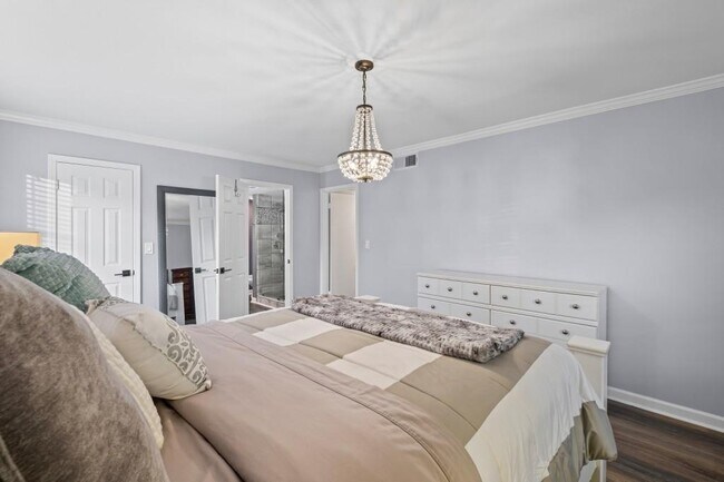 Building Photo - 6851 Roswell Rd