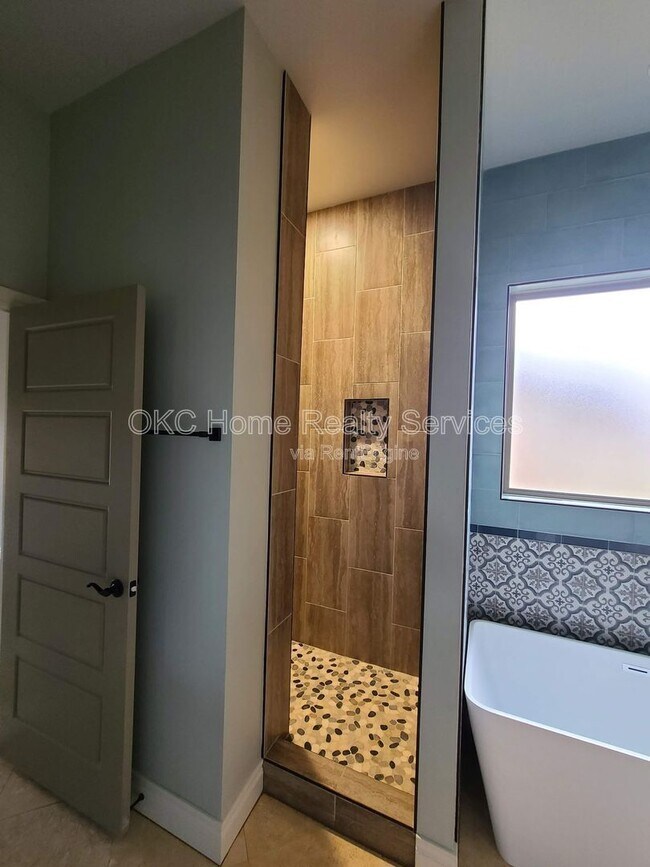 Building Photo - 4800 Hambletonian Ln