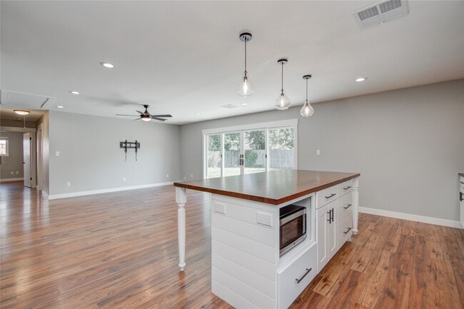 Building Photo - 966 Redway Ln
