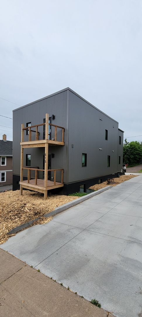 Building Photo - AVAILABLE  May 1st - Newly Updated 1 Bed 1 Bath!