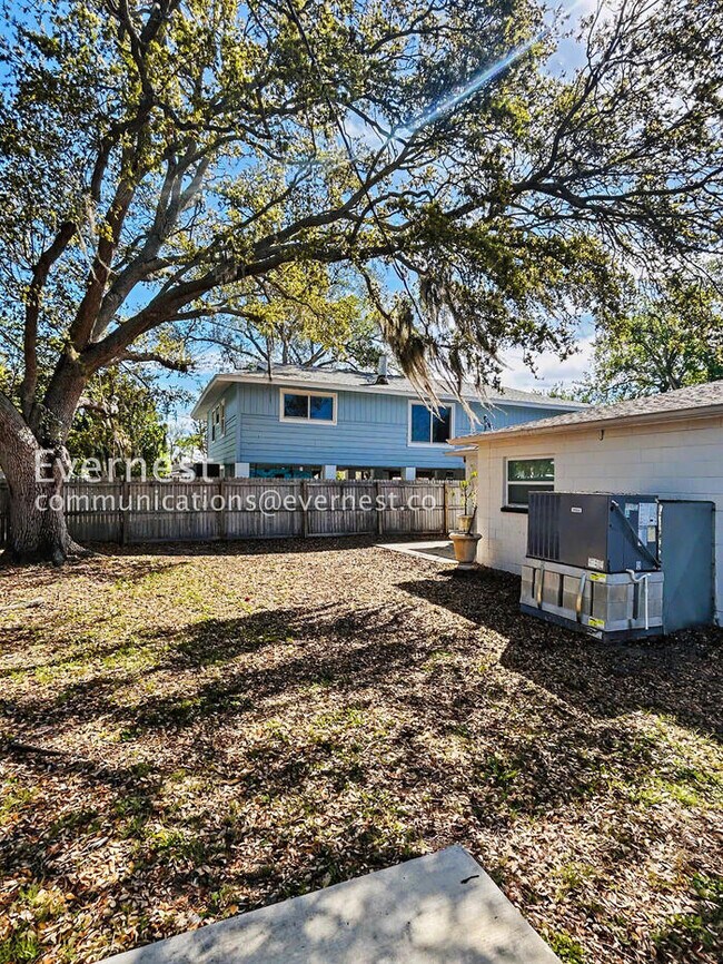 Building Photo - 1885 Shore Acres Blvd NE