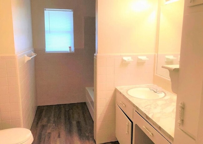 Building Photo - 3 Bedroom 1.5 Bath