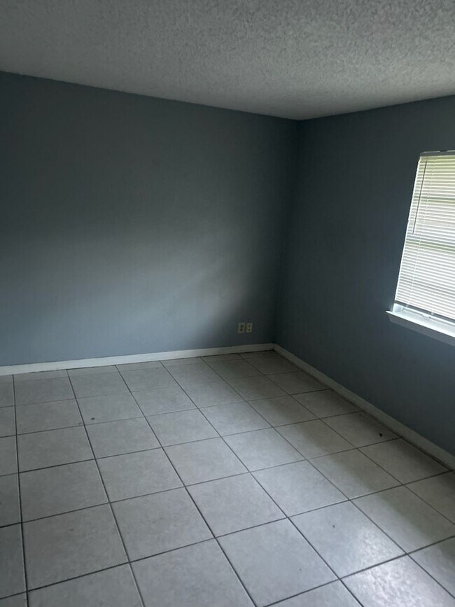 Building Photo - 2 bed 1 bath with 855 sf. Great location b...