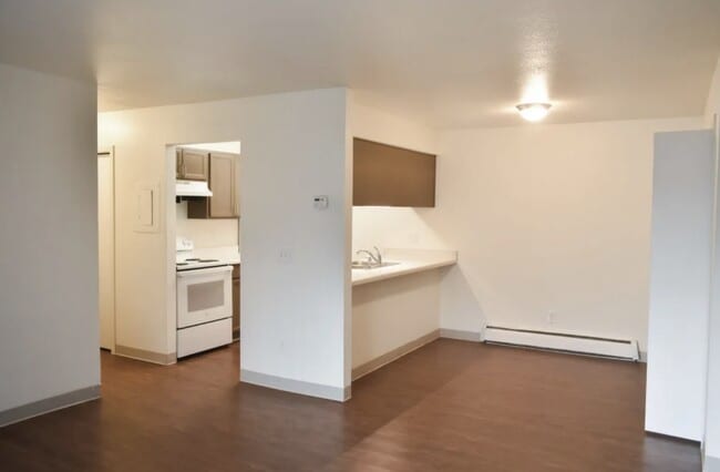 Building Photo - 654 S Westwood Ave