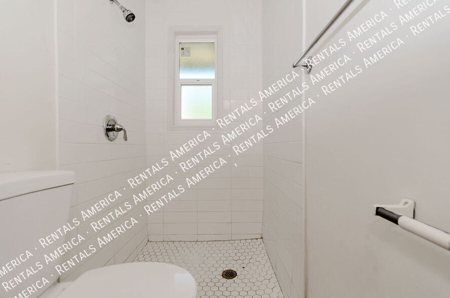 Building Photo - 3048 N Sparkman Blvd