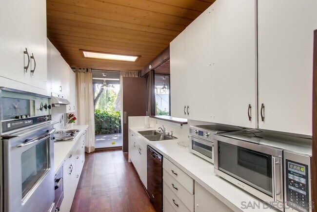 Building Photo - 5911 Folsom Dr