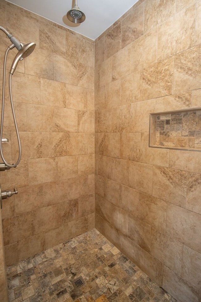 Building Photo - Immediate move-in! Short-term lease! Spaci...