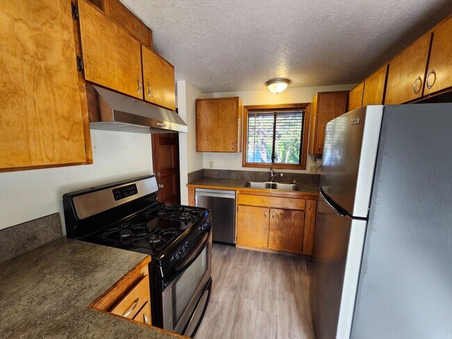 Building Photo - 2858 NE Daggett Ln