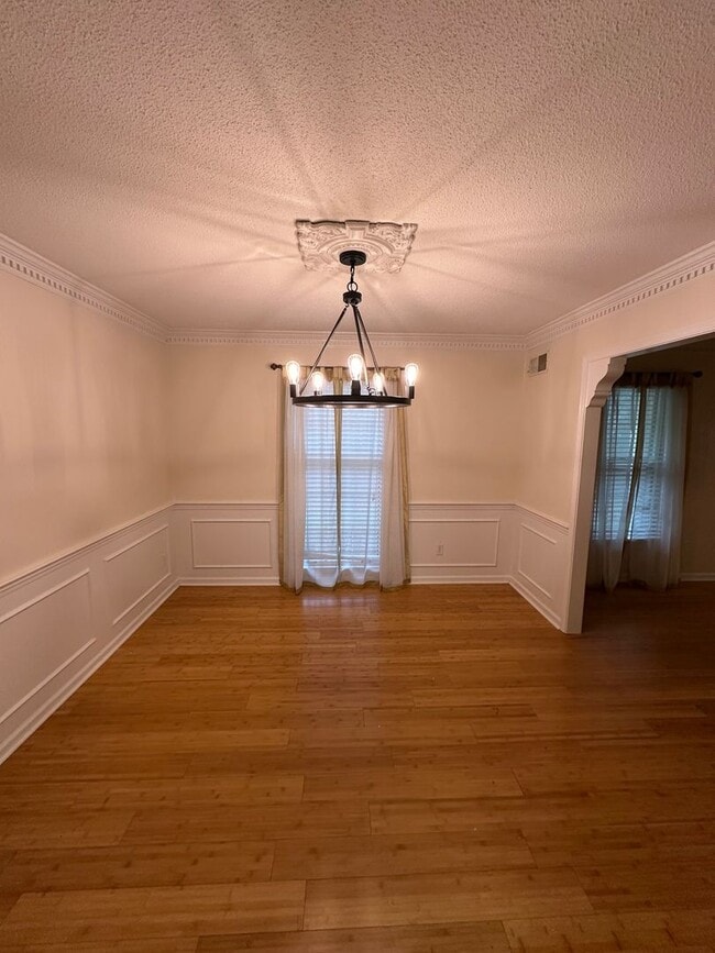 Building Photo - Showings may begin 7/1/26. Spacious Germantown home! Walking distance to Farmington Elementary. S...