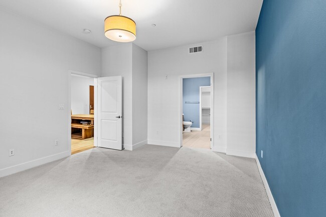 Building Photo - Stunning Modern Luxury 3BD/2BA Condo in Ma...