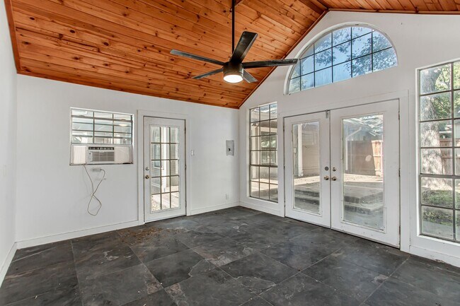 Building Photo - Beautiful Craftsman Style in Junius Heights!