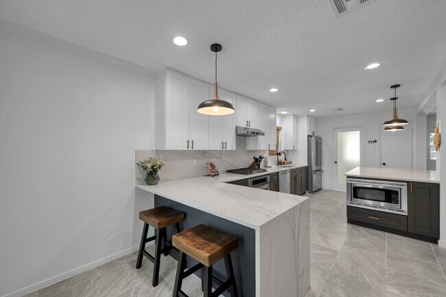 Building Photo - 28926 Twisted Oak Dr