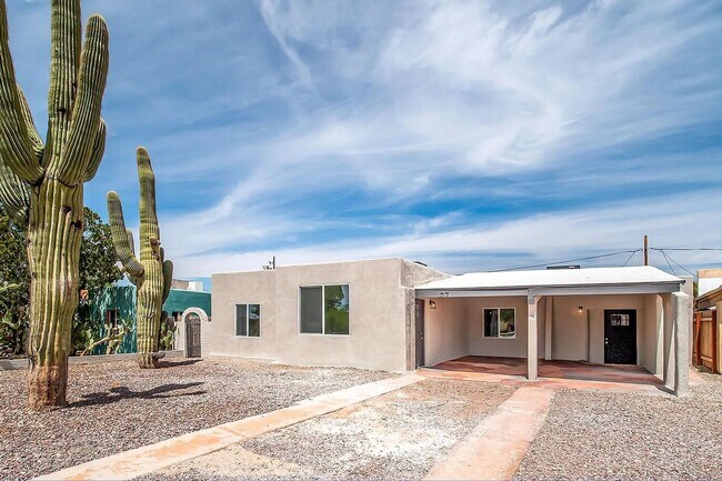 Building Photo - 1017 E West Cir Dr