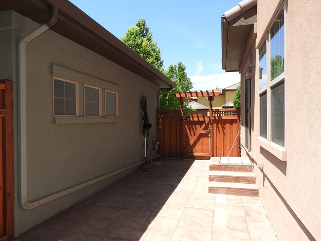 Building Photo - Enclosed Private Patio!